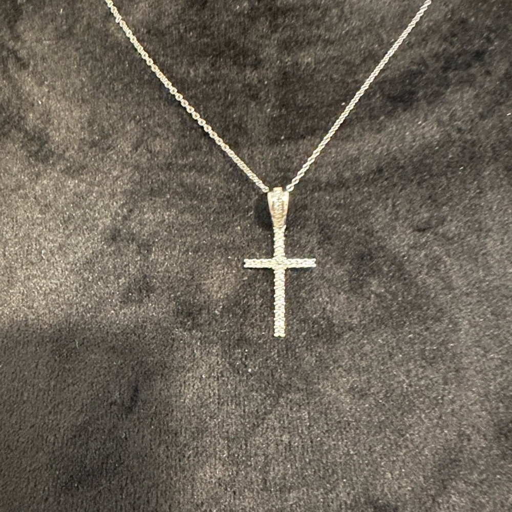 Solid 925 Sterling silver rhodium platinum finish cross pendant.
